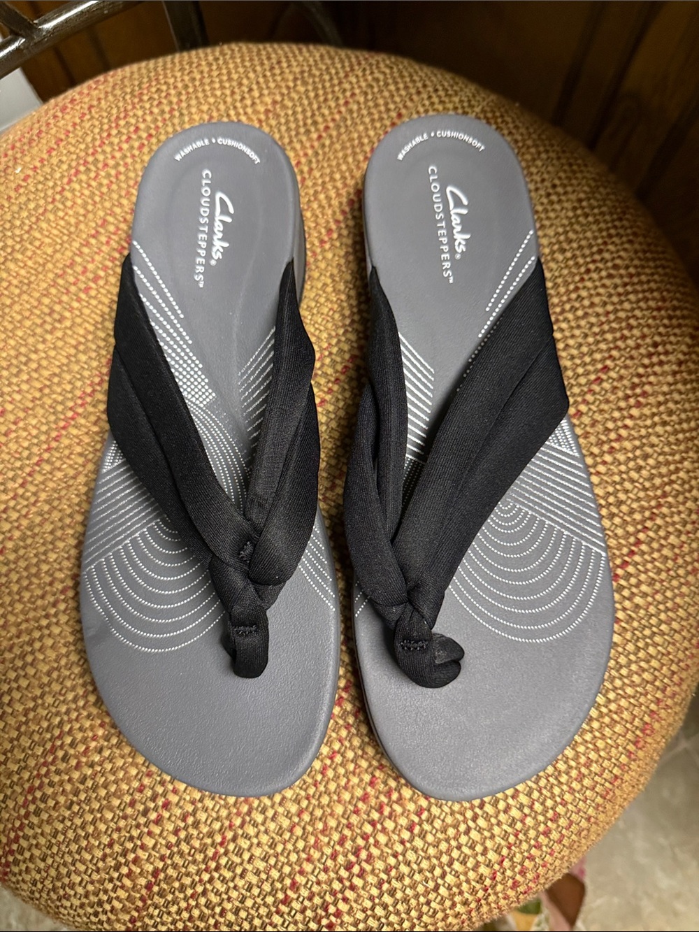 NWOT LADIES Size 10 Clarks Black and Gray Knotted Thong Cloudsteppers Sandals